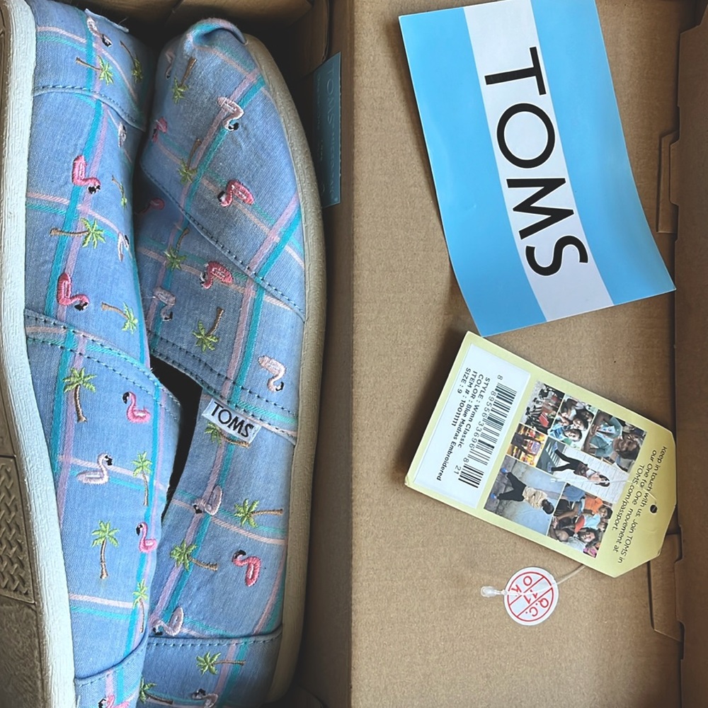 Adorable blue and pink plaid with palm trees and flamingos. Worn once. Like new!